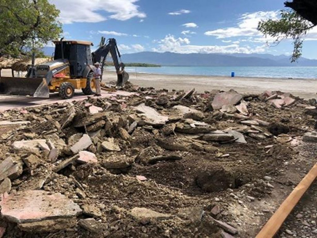 tmp_autoridades-desmantelan-dos-negocios-que-operaban-a-orillas-de-la-playa-monte-rio-en-azua.jpeg