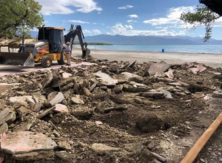 tmp_autoridades-desmantelan-dos-negocios-que-operaban-a-orillas-de-la-playa-monte-rio-en-azua.jpeg