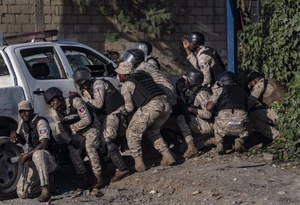 tmp_haitianos-continuan-huyendo-de-puerto-principe-a-causa-de-la-violencia-de-las-pandillas.jpeg